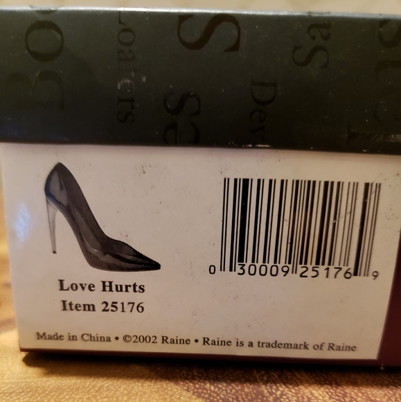 Just the Right Shoe, Love Hurts 25176, 2002 - Picture 6 of 10